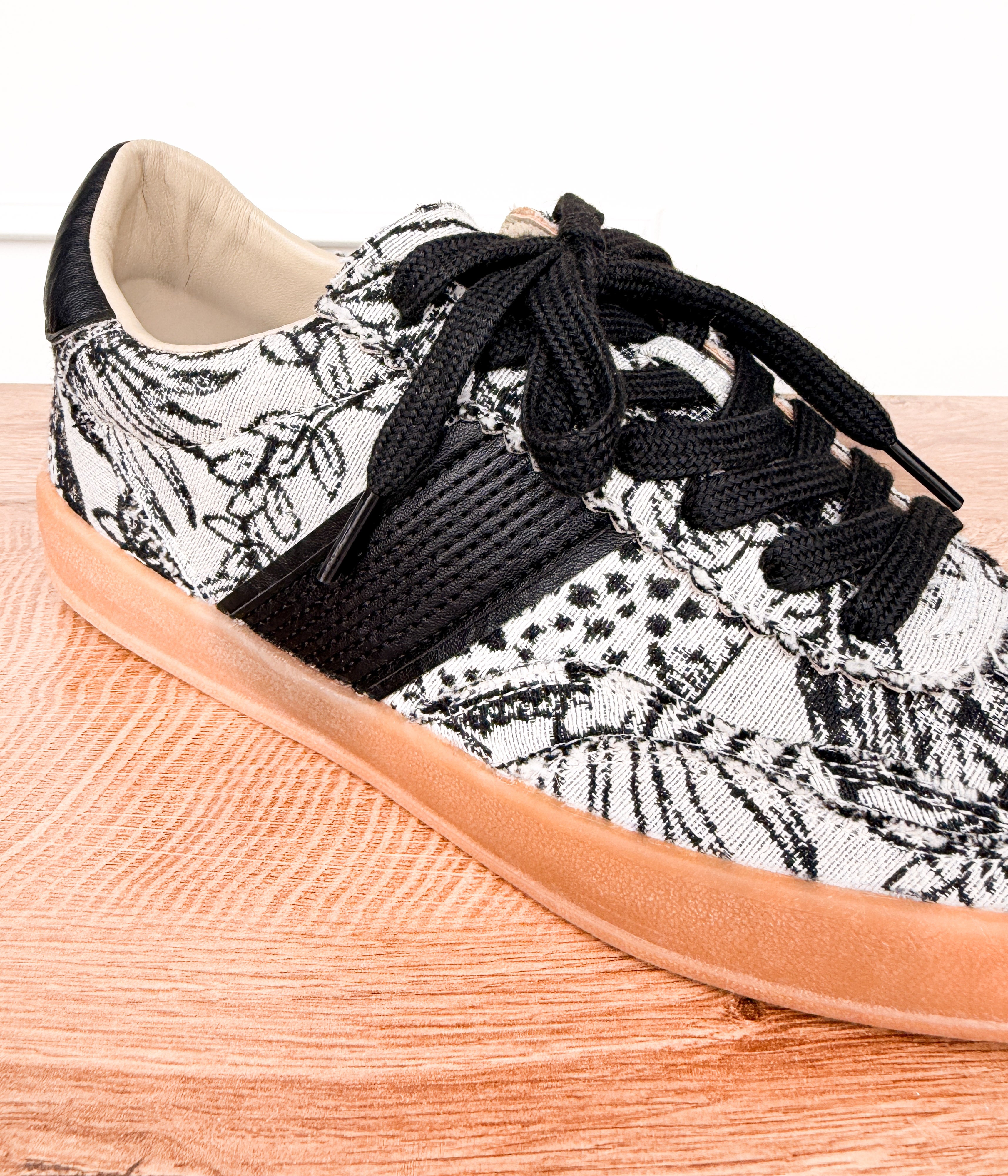 Loral Black Sneaker