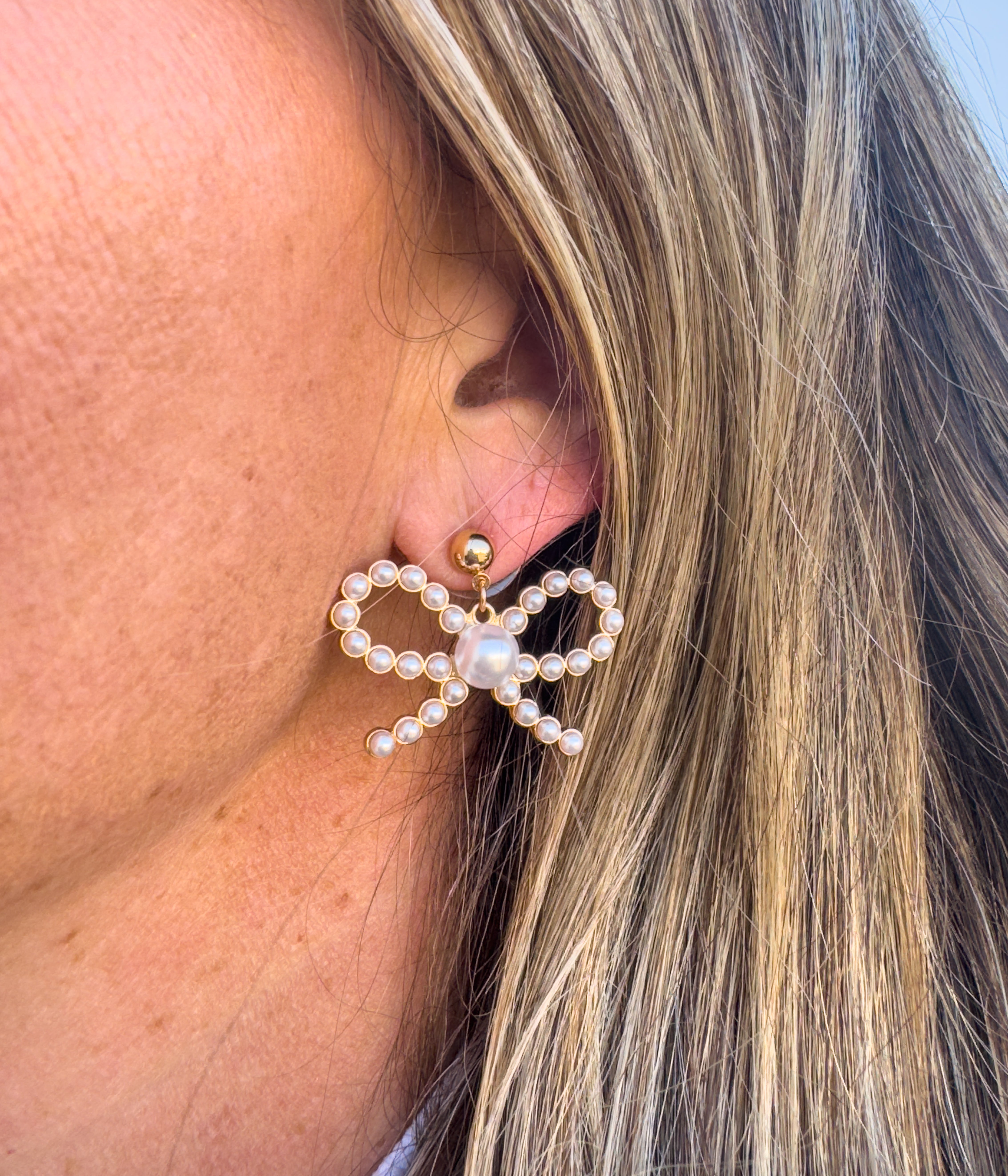 Pearl Bow Earrings in Gold - Rural Haze