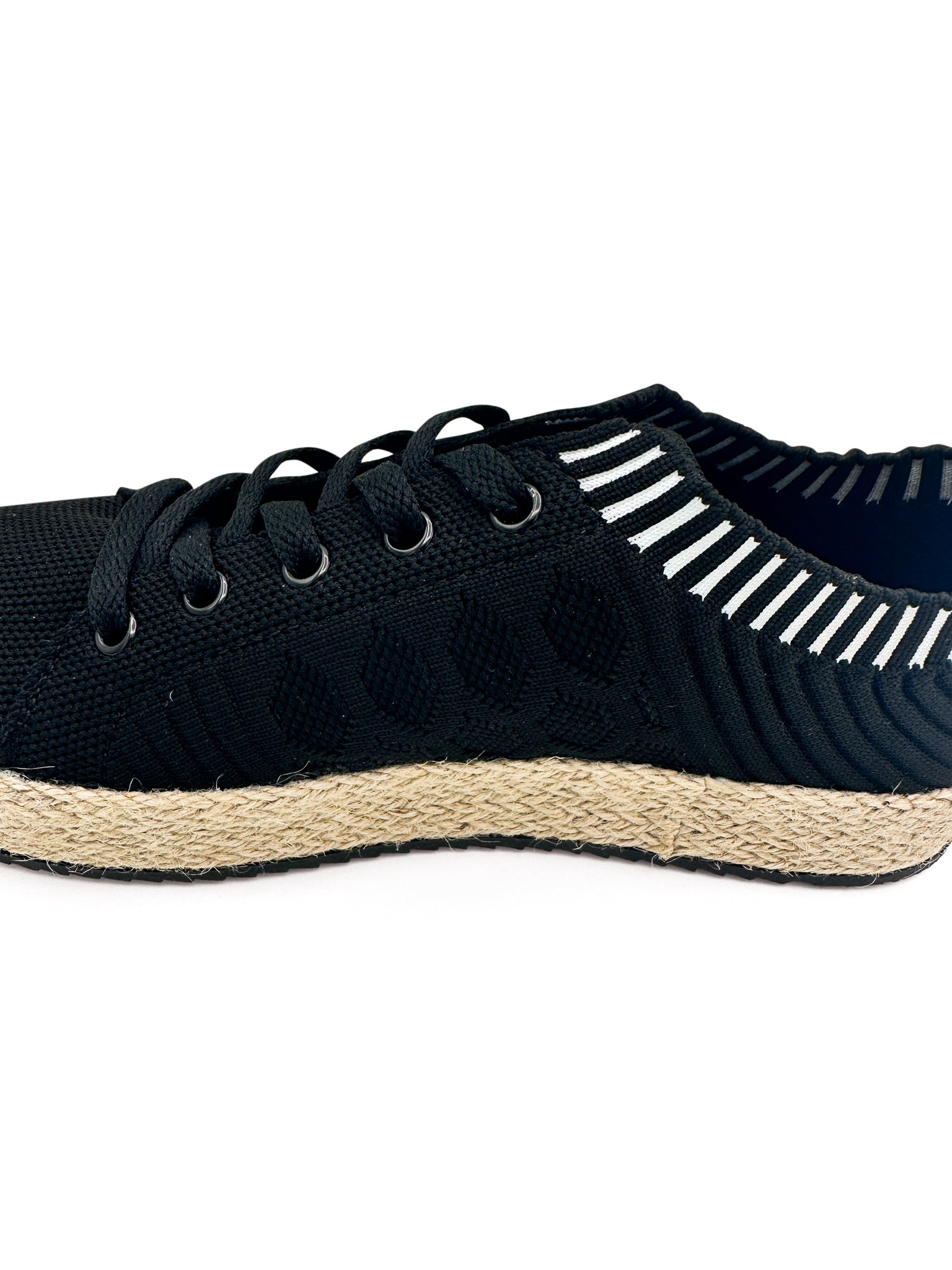 Yaras Sneakers in Black - Rural Haze